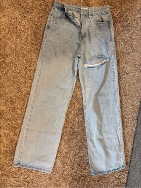 Forever 21 Light Wash Jeans with Knee Distress.used in good condition.